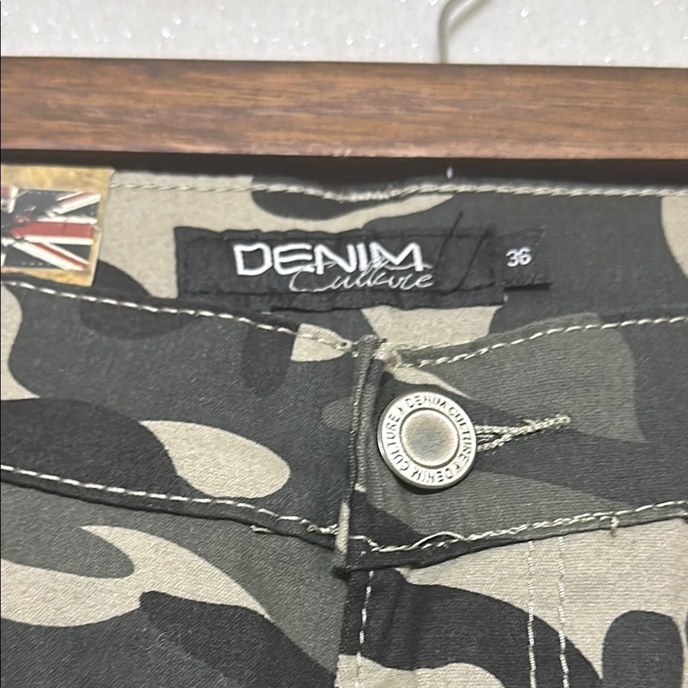 Camouflage Men's Shorts. Size 36 - Picture 2 of 3